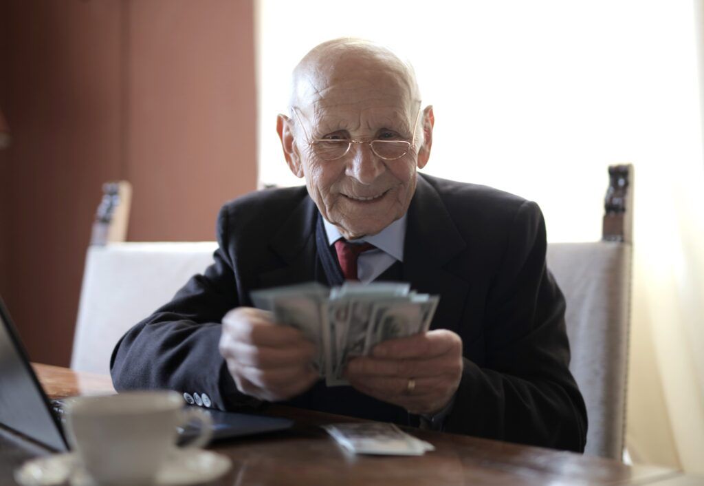 jubilado disfrutando el aumento de las pensiones en 2023