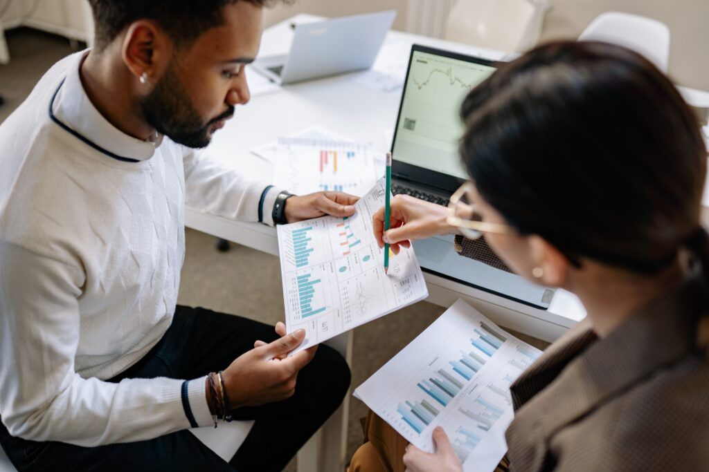 Jóvenes adultos creando metas financieras en 2023