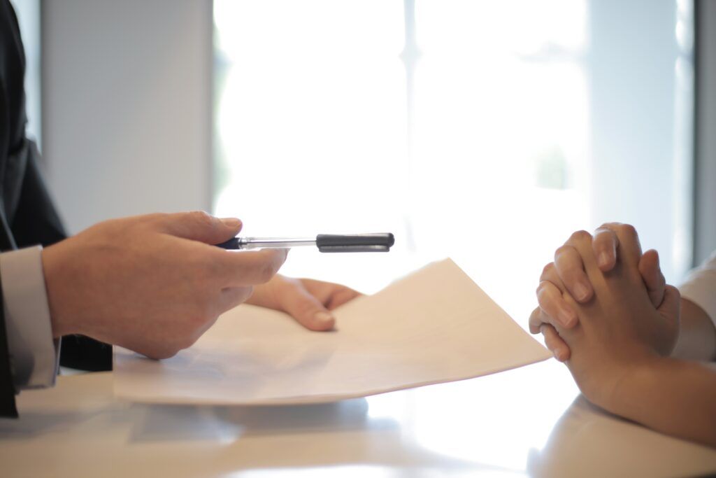 Asesor financiero dando asesoria