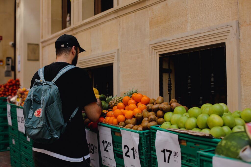 Jóven aprovechando la bajada del IVA en los alimentos