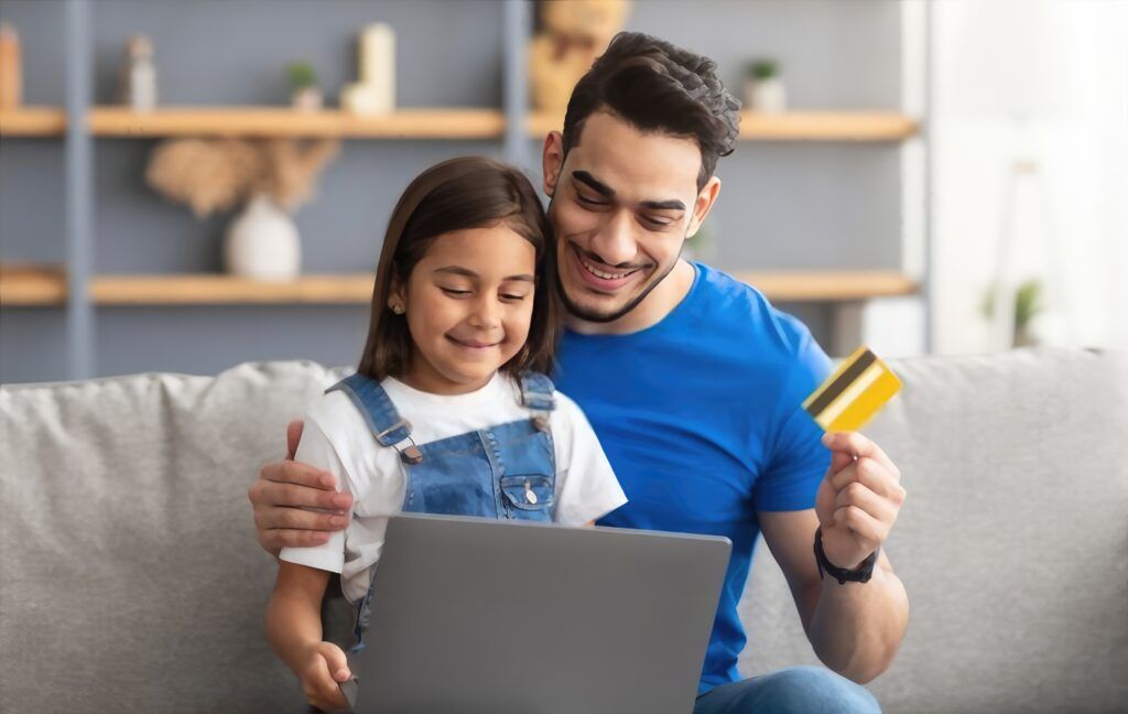 Padre enseñando educación financiera para niños