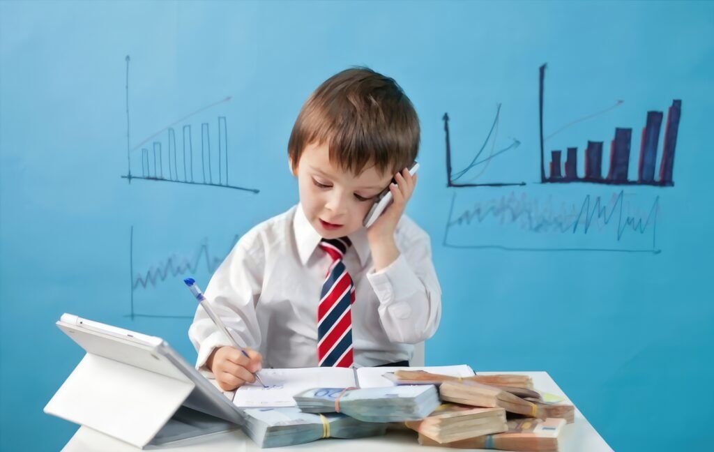 Niños aprendiendo educación financiera con hucha y billetes