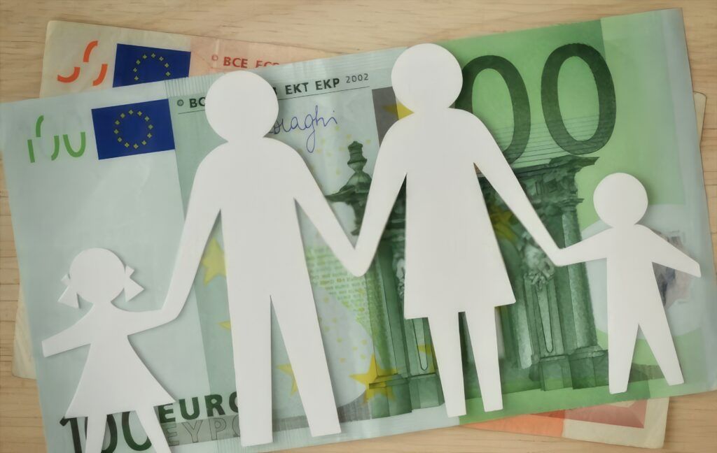enseñando a una familia sobre ahorro e inversión para niños