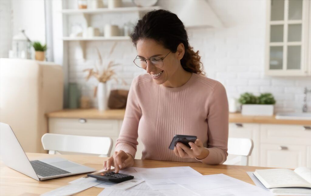 mujer planeando su independencia financiera
